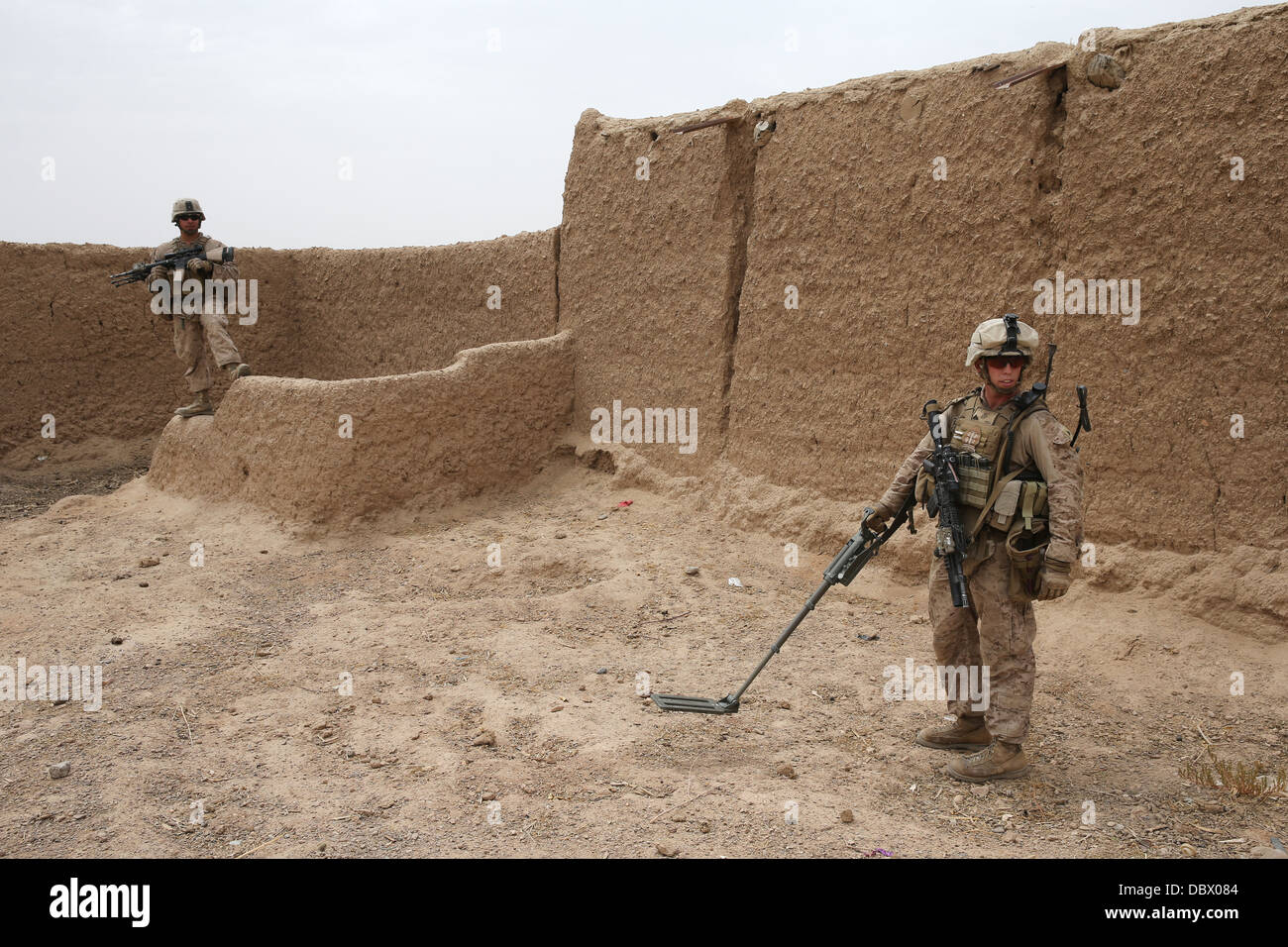 US Marines mit Fox Company löschen eine Verbindung von Explosivstoffen während einer Patrouille 29. Juli 2013 in Washir, Provinz Helmand, Afghanistan. Stockfoto
