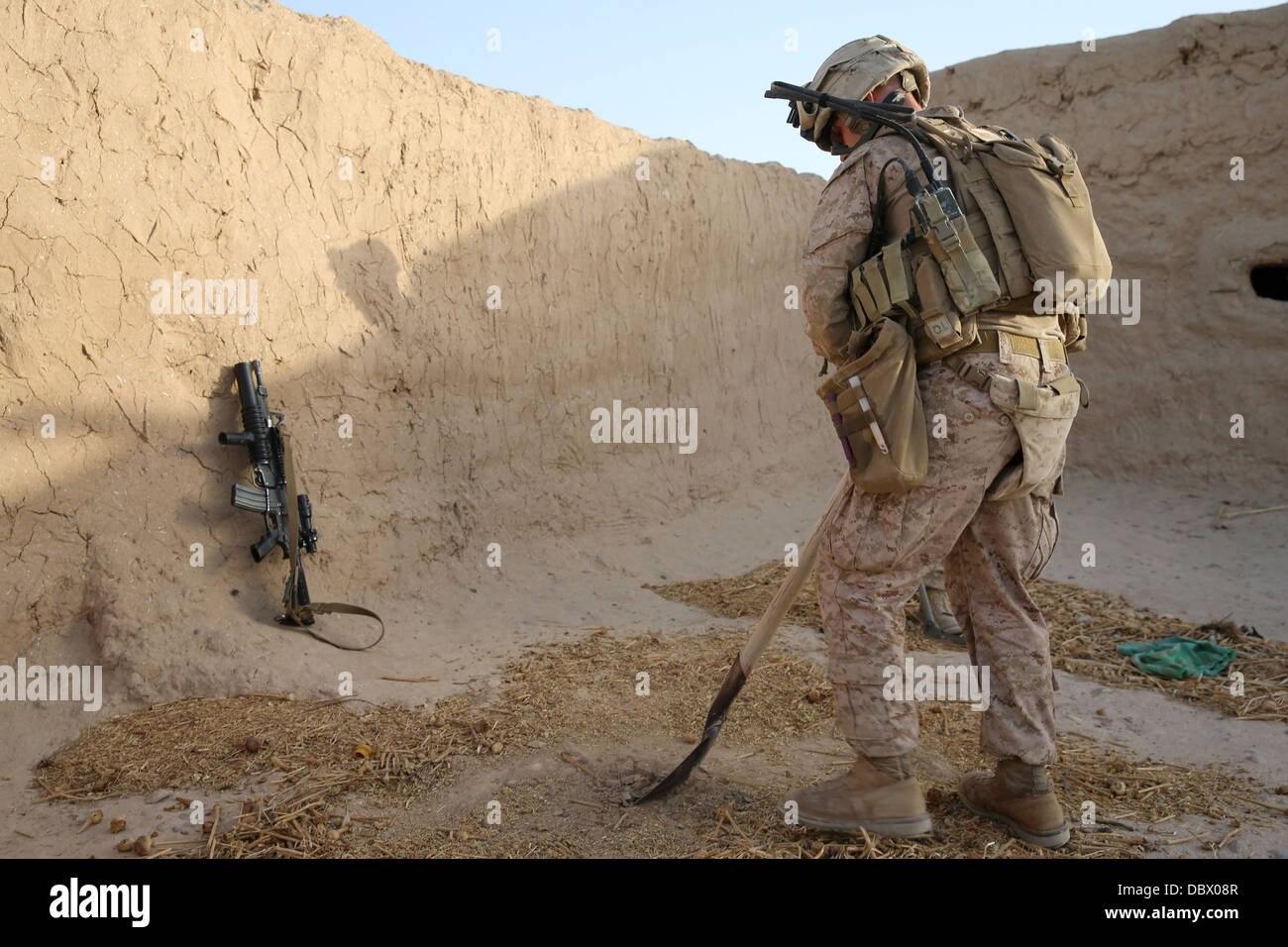 US Marine Corps CPL. Warren Ostin mit Fox Company gräbt für ein Waffenlager während einer Patrouille 29. Juli 2013 in Washir, Provinz Helmand, Afghanistan. Stockfoto