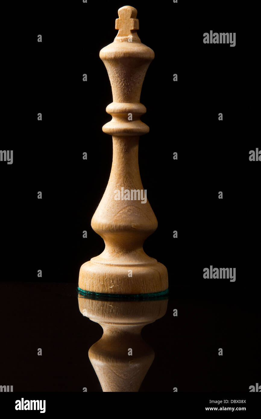 Schachkönig isoliert auf schwarz mit Reflexion Stockfoto