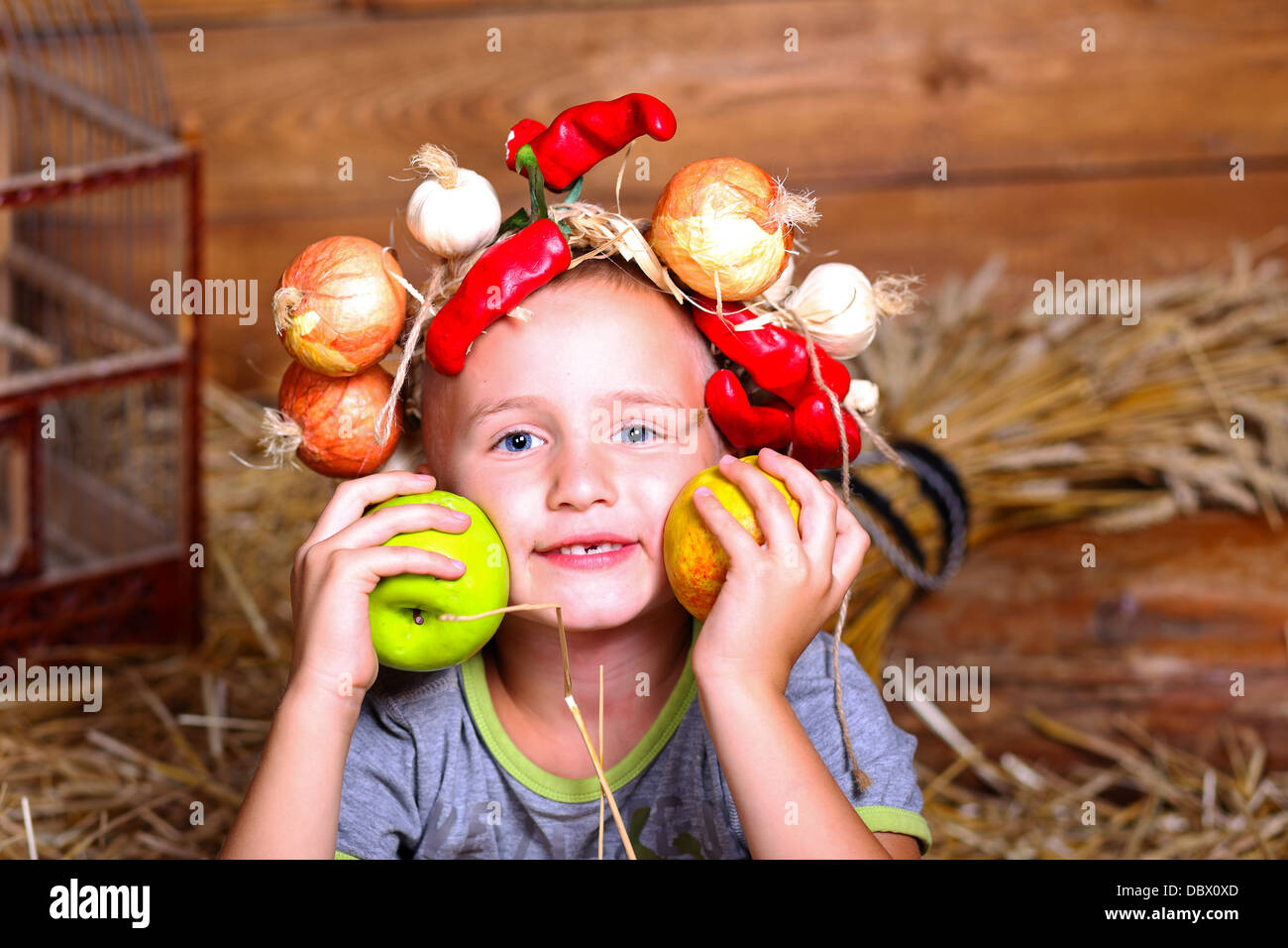 Apfel, junge, Stuhl, Kind, Land, Bursche, Kerl, Mann, Menschen, Stroh, Teen, Dorf Stockfoto