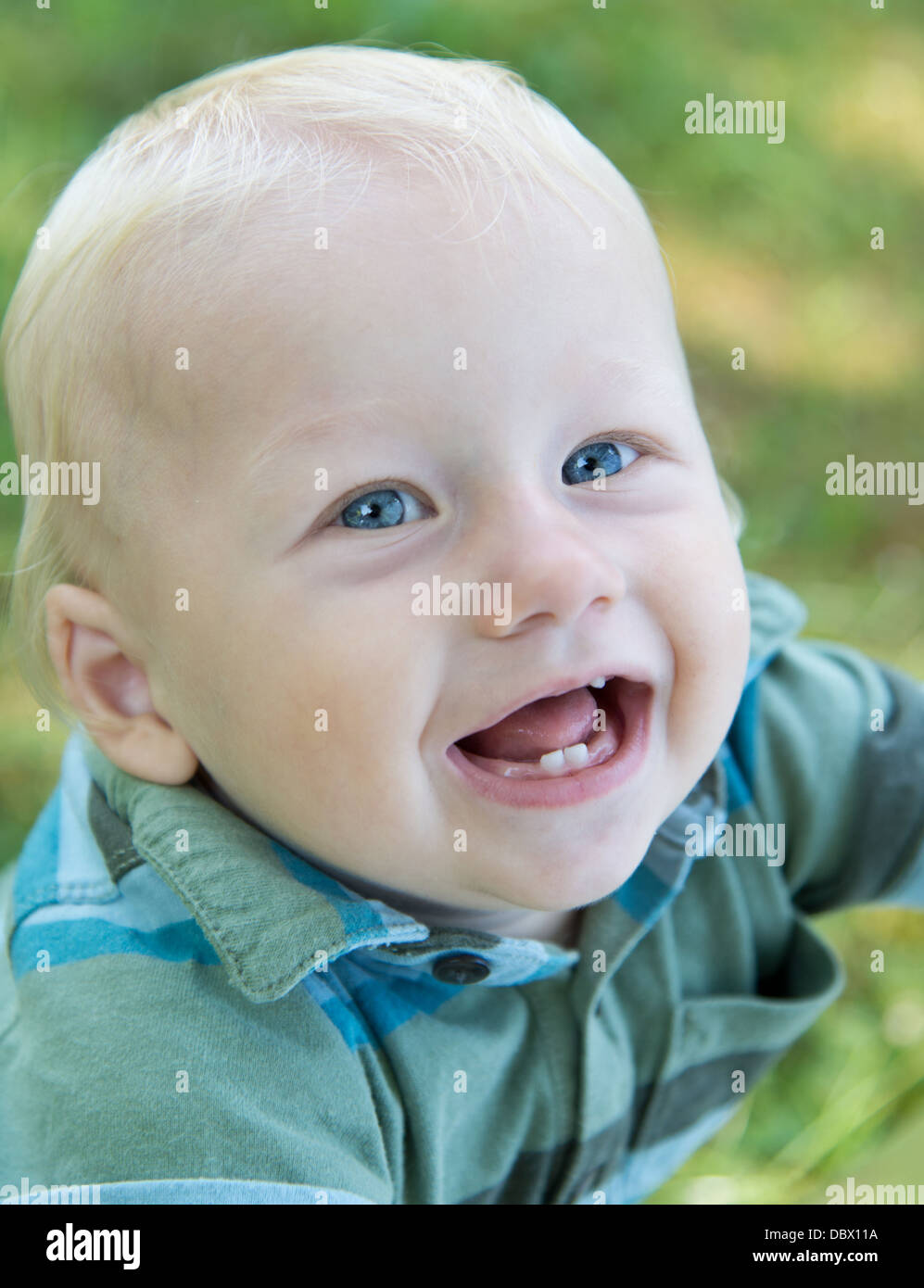 Baby im Garten Stockfoto