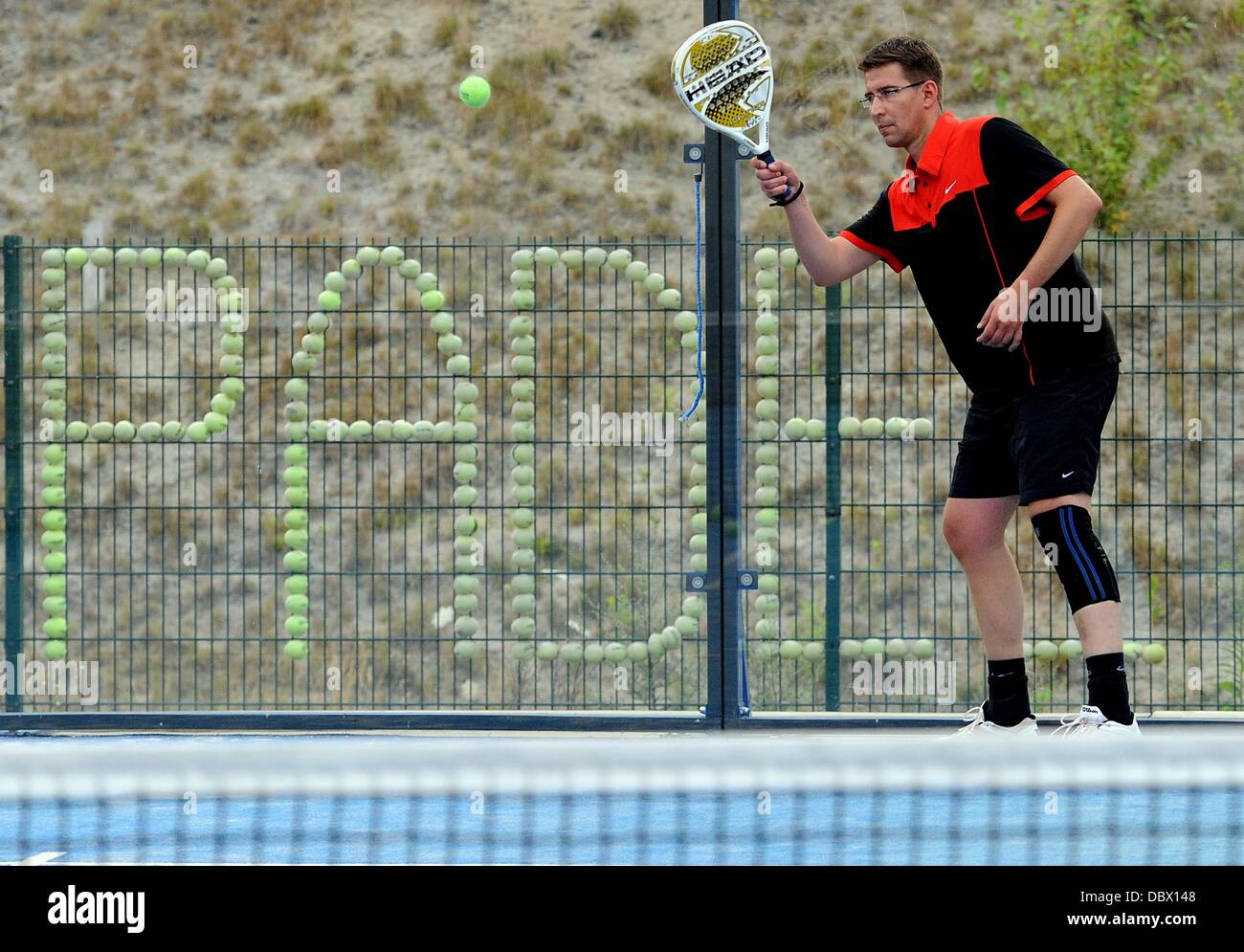 Ein Mann kehrt den Ball während des Spiels Padel Tennis in Berlin, Deutschland, 24. Juli 2013 zurück. Foto: Britta Pedersen Stockfoto