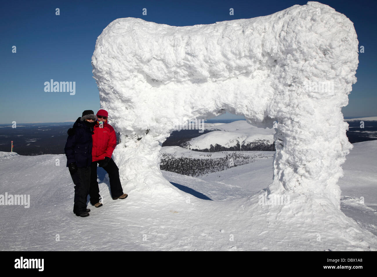 Ein Wegweiser auf einem Hügel in Lappland wird einen gefrorenen Klumpen von festem Eis im winter Stockfoto