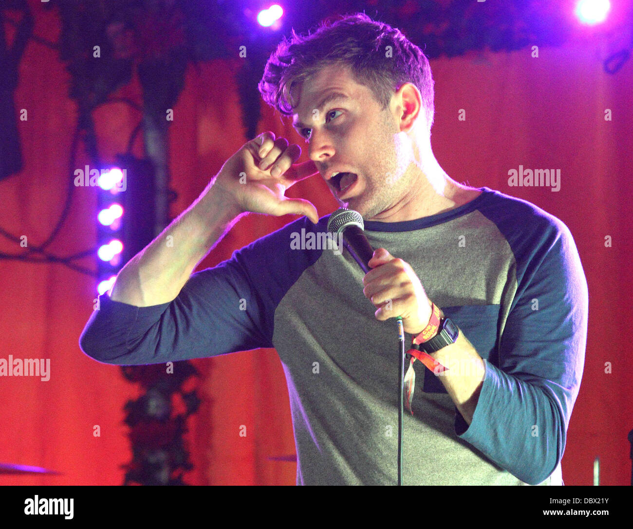 Komiker Joel Dommett am Camp Bestival, Lulworth Castle, Dorset - 3. August 2013 Credit: KEITH MAYHEW/Alamy Live-Nachrichten Stockfoto