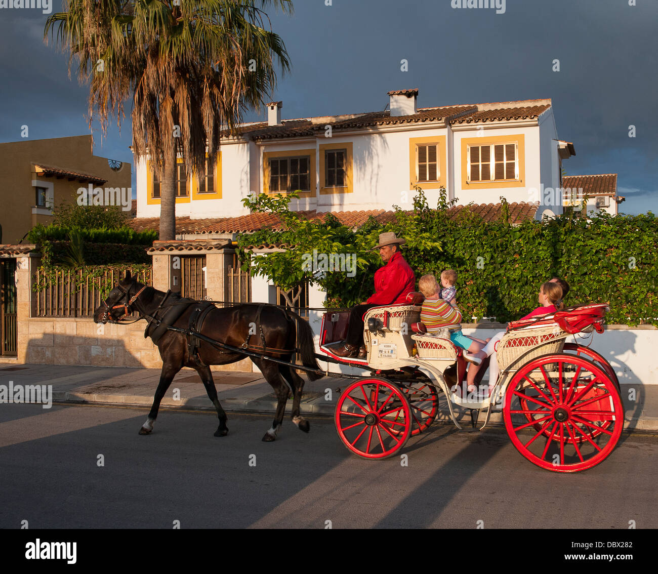 Touristen, die in einem Pferd Reiten gezeichnet Schlitten auf Mallorca. Stockfoto