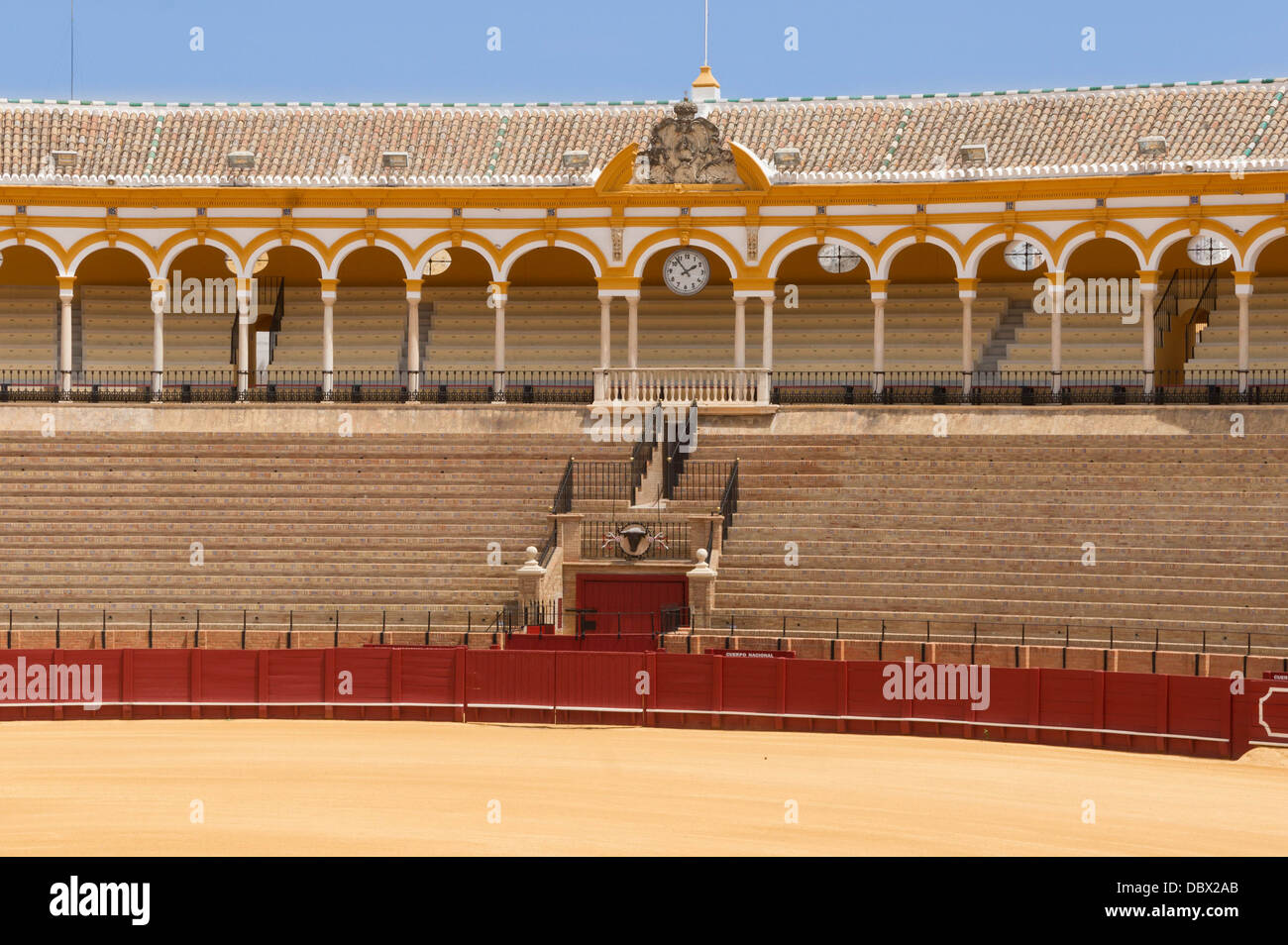 Detail der Tribüne und Tribünen der Stierkampfarena Real Maestranza de Caballeria, Sevilla, Spanien. Stockfoto