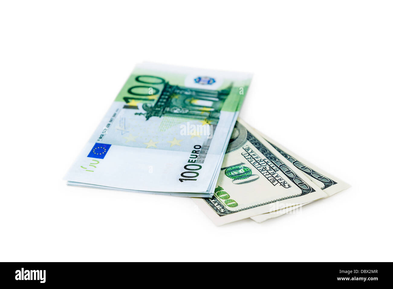 Geldschein von 100 Dollar und Euro werden auf weißem Hintergrund fotografiert Stockfoto