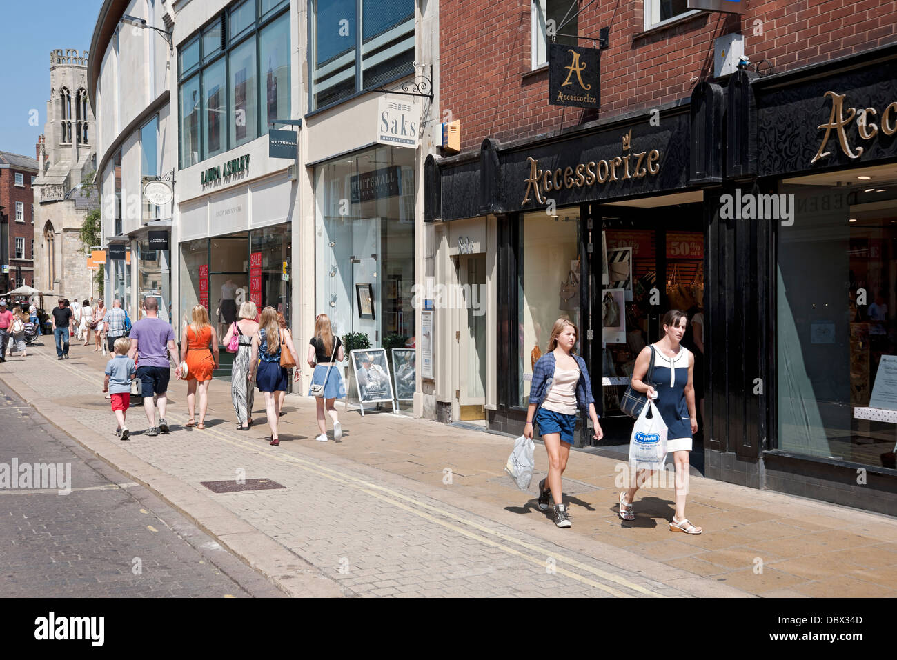 Menschen Touristen Besucher zu Fuß vorbei Accessorize Shop Store im Sommer Davygate York North Yorkshire England Großbritannien GB Groß Großbritannien Stockfoto