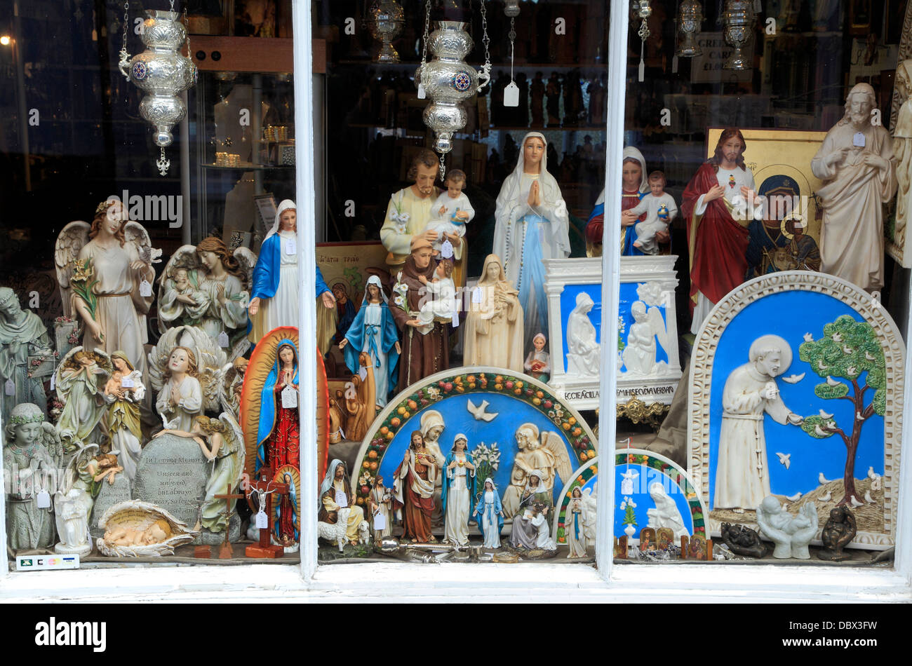 Walsingham, PILGERLADEN, Detail des religiösen Symbol Symbole Kirche Zubehör im Fenster Kruzifix, Norfolk, England UK shops Stockfoto