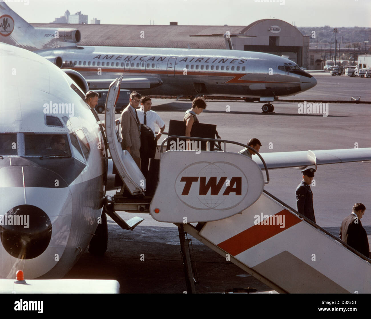 1960ER JAHREN PASSAGIERE AUSSTEIGEN BOEING 727 TWA JET FLUGHAFEN NEWARK NEW JERSEY Stockfoto