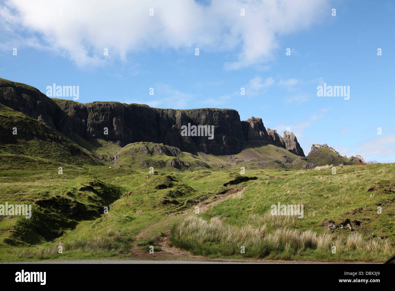 Dieser imposante Berg in Skye ist bekannt als die Quirang oder Festung Stockfoto