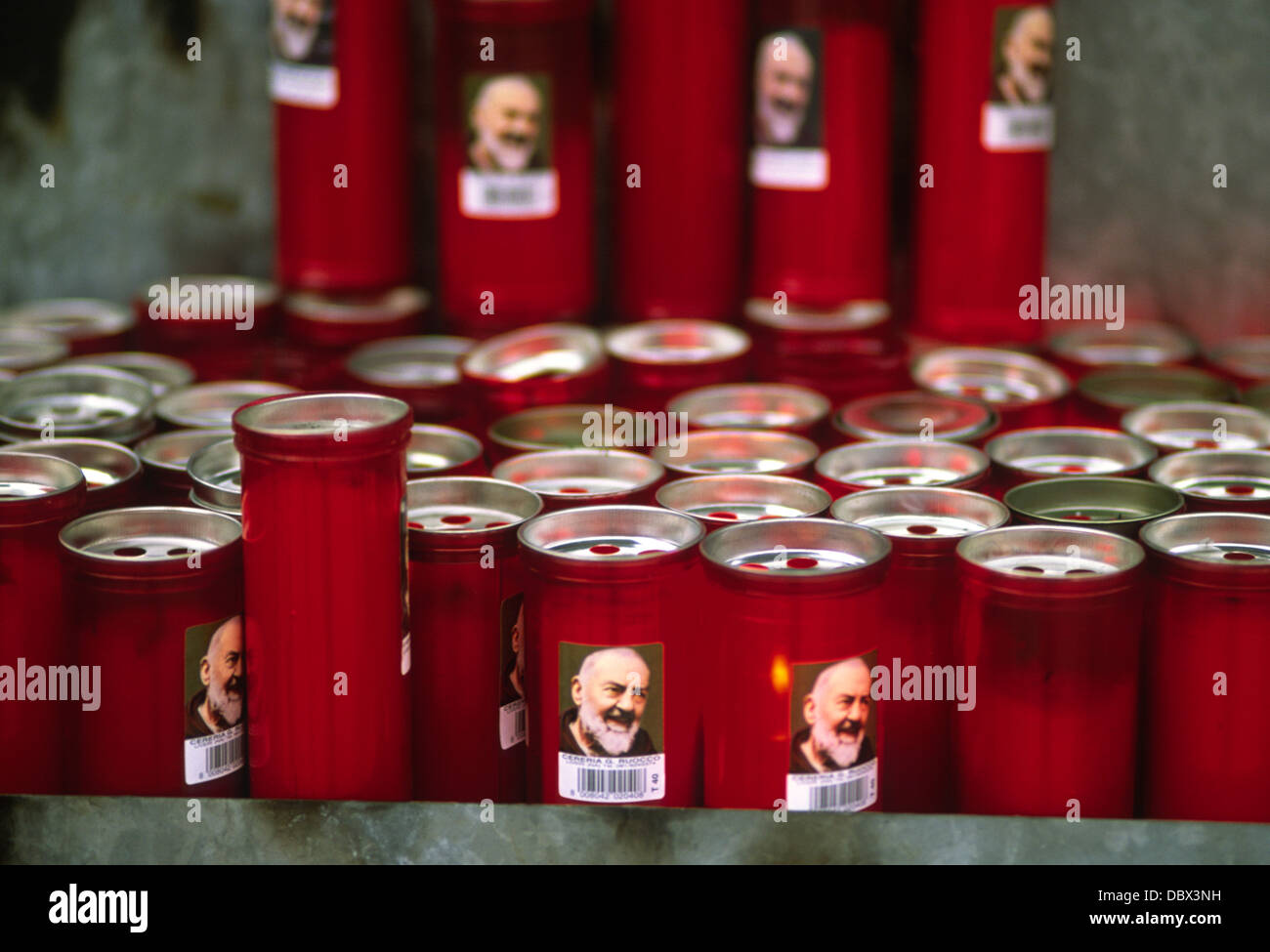 San Giovanni Rotondo von Anhängern des Padre Pio, der von Papst Johannes Paul II. heiliggesprochen wurde verehrt Stockfoto