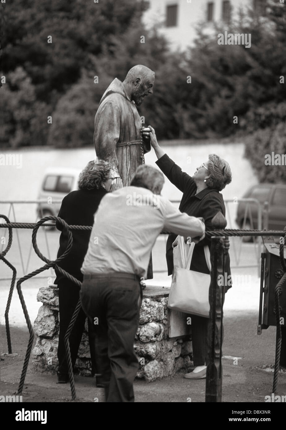 San Giovanni Rotondo von Anhängern des Padre Pio, der von Papst Johannes Paul II. heiliggesprochen wurde verehrt Stockfoto