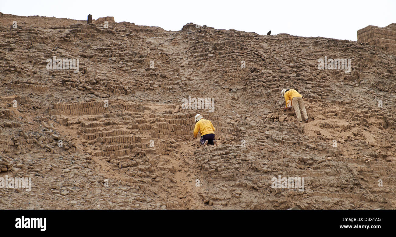 Zwei Archäologen graben die Überreste der Huaca Pucllana, eines antiken Tempels in Miraflores Bezirk von Lima in Peru. Stockfoto