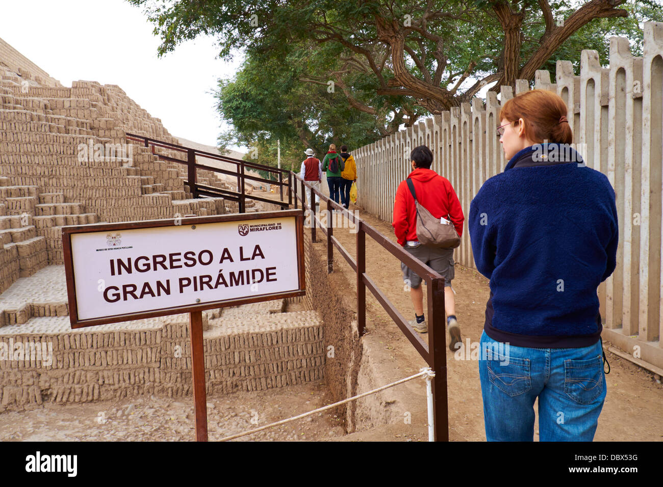 Eintritt in die große Pyramide Huaca Pucllana, eines antiken Tempels in Miraflores Bezirk von Lima in Peru. Stockfoto