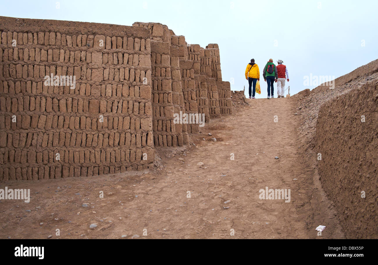 Touristen an den Überresten der Huaca Pucllana, eines antiken Tempels in Miraflores Bezirk von Lima in Peru. Stockfoto