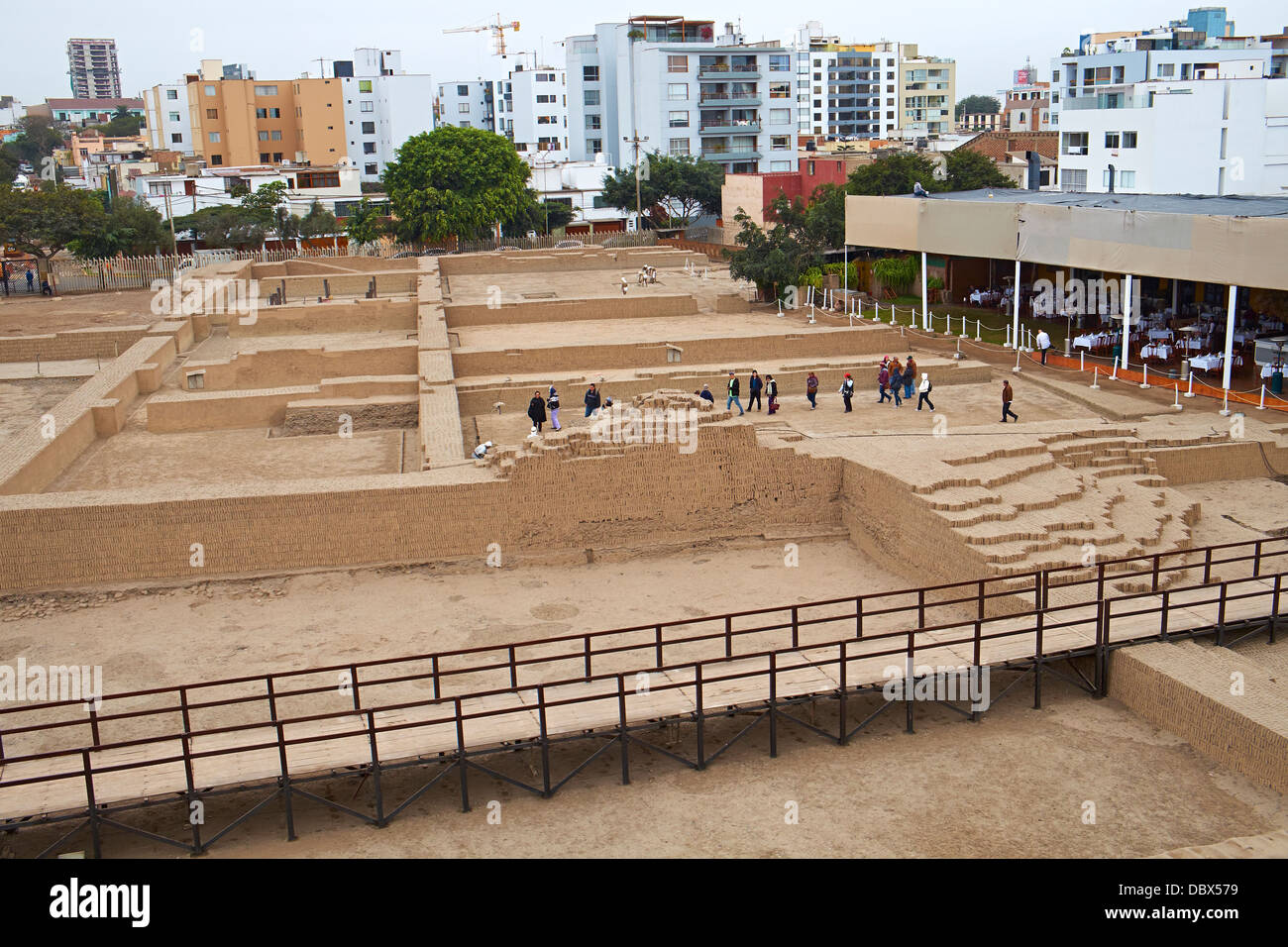 Touristen an den Überresten der Huaca Pucllana, eines antiken Tempels in Miraflores Bezirk von Lima in Peru. Stockfoto