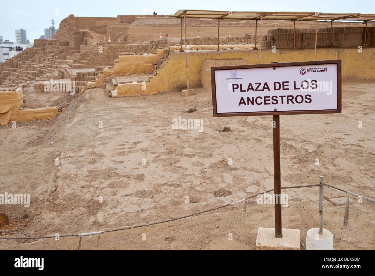 Plaza de Los Ancestros an den Überresten der Huaca Pucllana, eines antiken Tempels in Miraflores Bezirk von Lima in Peru. Stockfoto