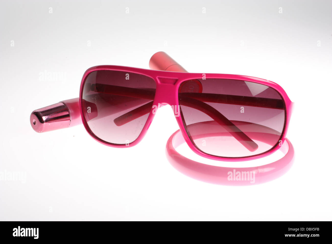 Sonnenbrille, Lipgloss, Armband, girly gesetzt, Schmink, rosa Stockfoto