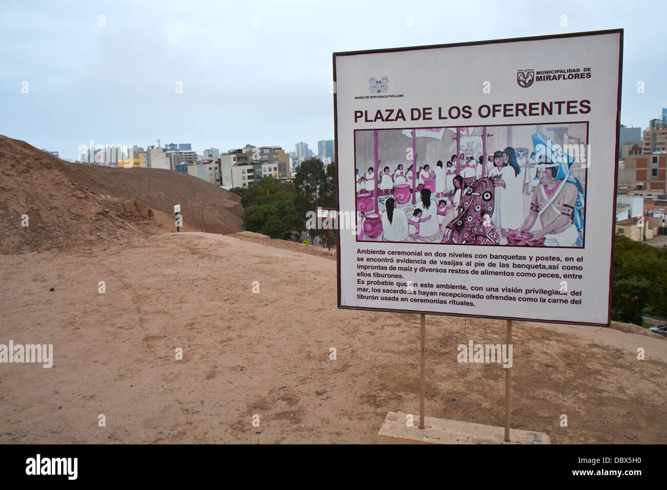 Plaza De Los Oferentes die Überreste von Huaca Pucllana, eines antiken Tempels in Miraflores Bezirk von Lima in Peru. Stockfoto