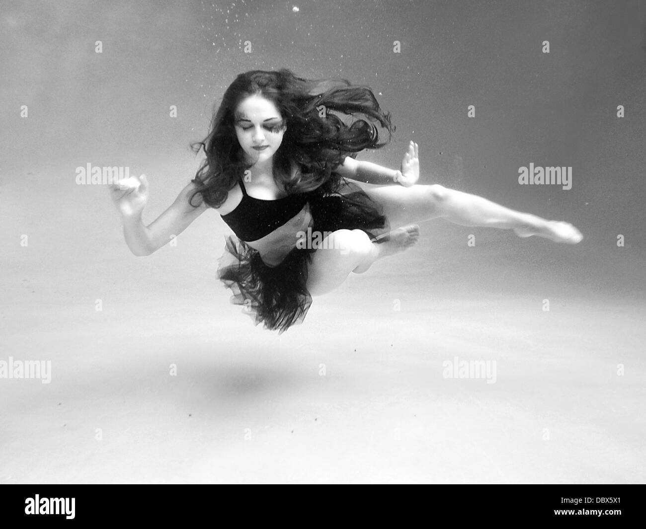 Unterwasser Mode Foto Model und Tänzerin im Wasser Stockfoto