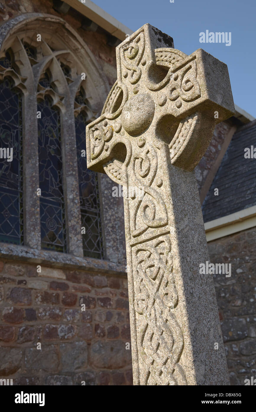 Ein keltisches Kreuz in einem Kirchhof in Woodbury, bei Exeter, Devon, Großbritannien. Stockfoto