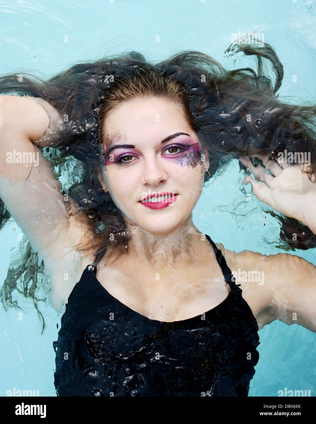 High-Fashion/Beauty Foto eines Modells im Wasser schweben Stockfoto