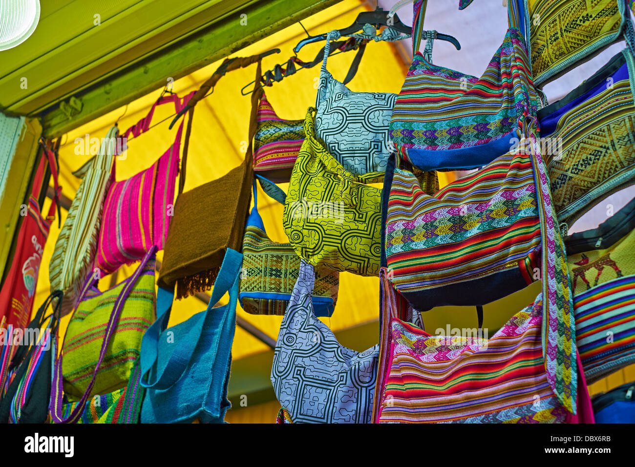 Bunten Taschen in Miraflores, Lima Peru Märkte hängen. Stockfoto