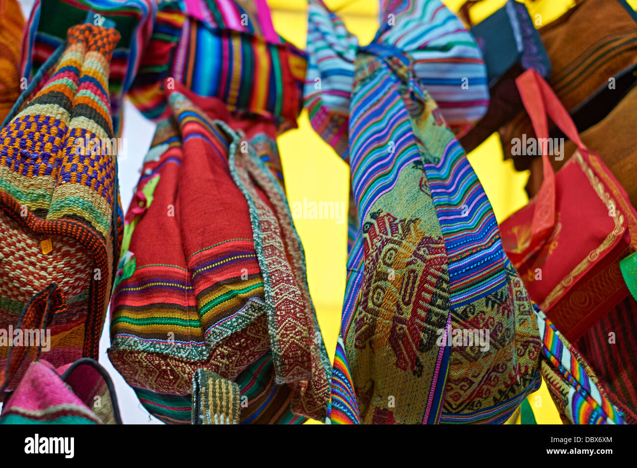 Bunten Taschen in Miraflores, Lima Peru Märkte hängen. Stockfoto