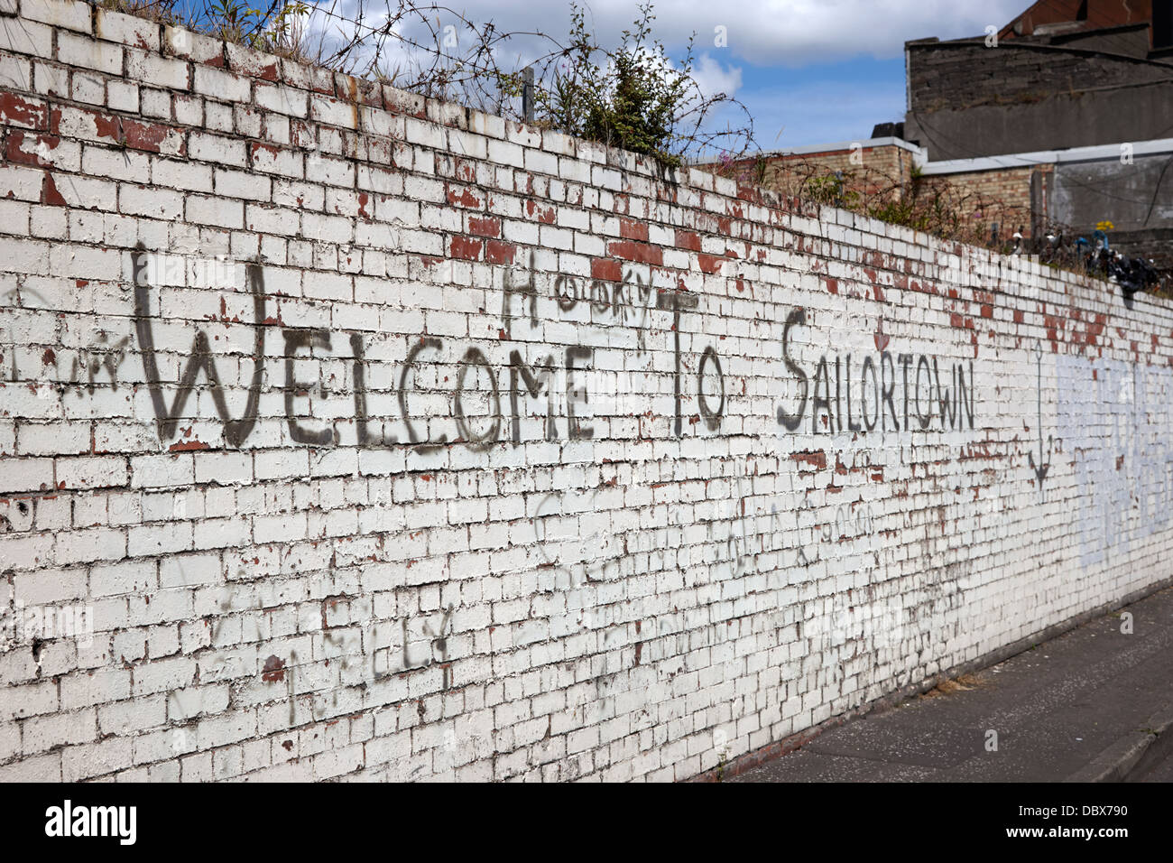 Willkommen bei Sailortown spritzlackiert auf eine Wand Sailortown Belfast Nordirland Vereinigtes Königreich Stockfoto