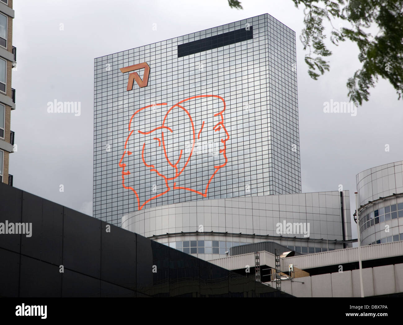 Fluoreszierenden Strichzeichnung Artwork von Gijs van Bon und Thijs Kelder auf die Nationale Nederlanden Gebäude Rotterdam Niederlande Stockfoto