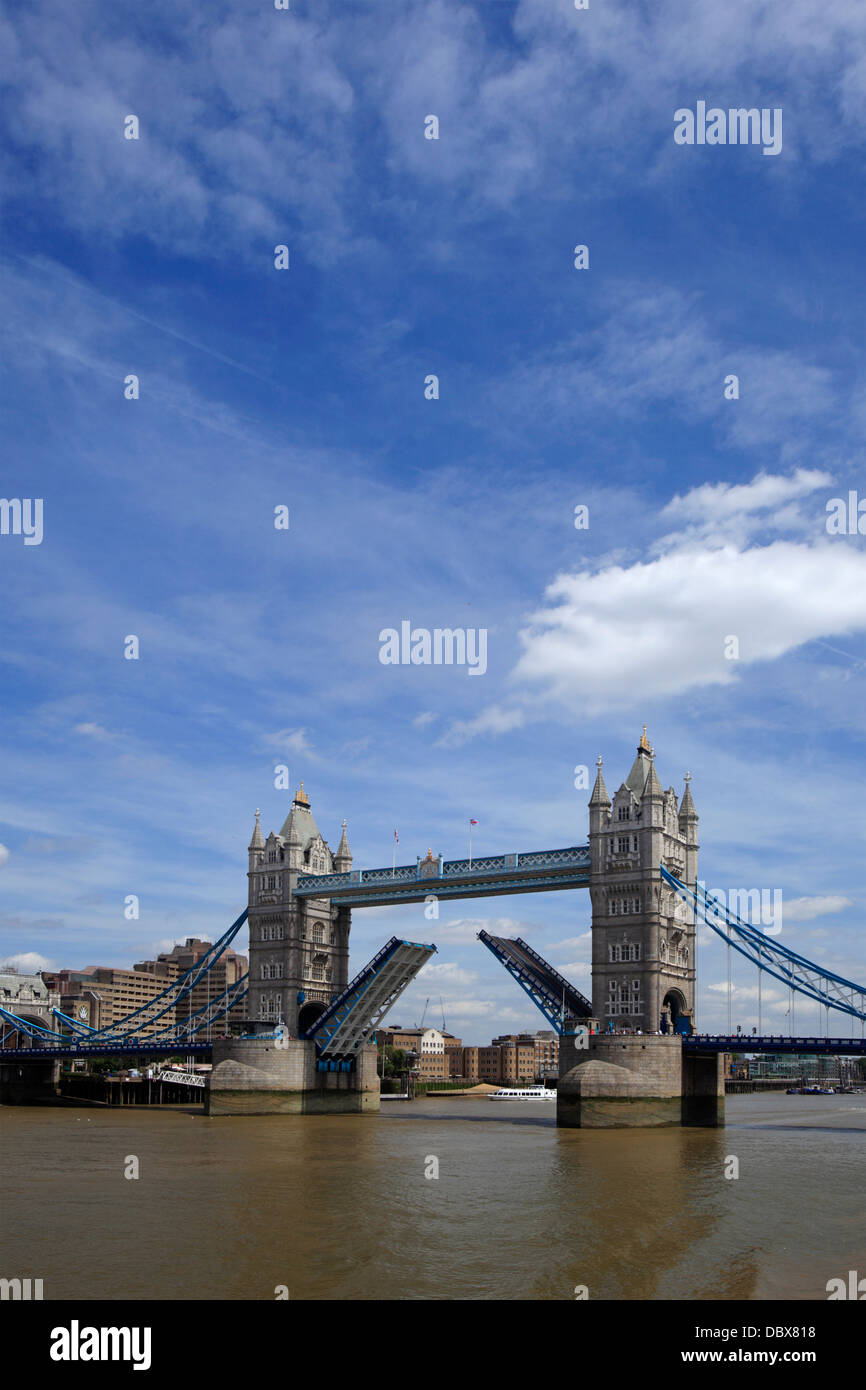 Tower Bridge Anhebung, London, UK Stockfoto