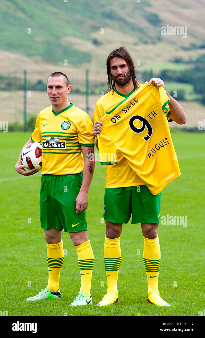 Lennoxtown, Schottland. 5. August 2013. Celtic FC starten ihre neue Auswärtstrikot für die Saison 2013 / 14 mit Scott Brown und Georgios Samaras Kredit: Action Plus Sport/Alamy Live News Stockfoto