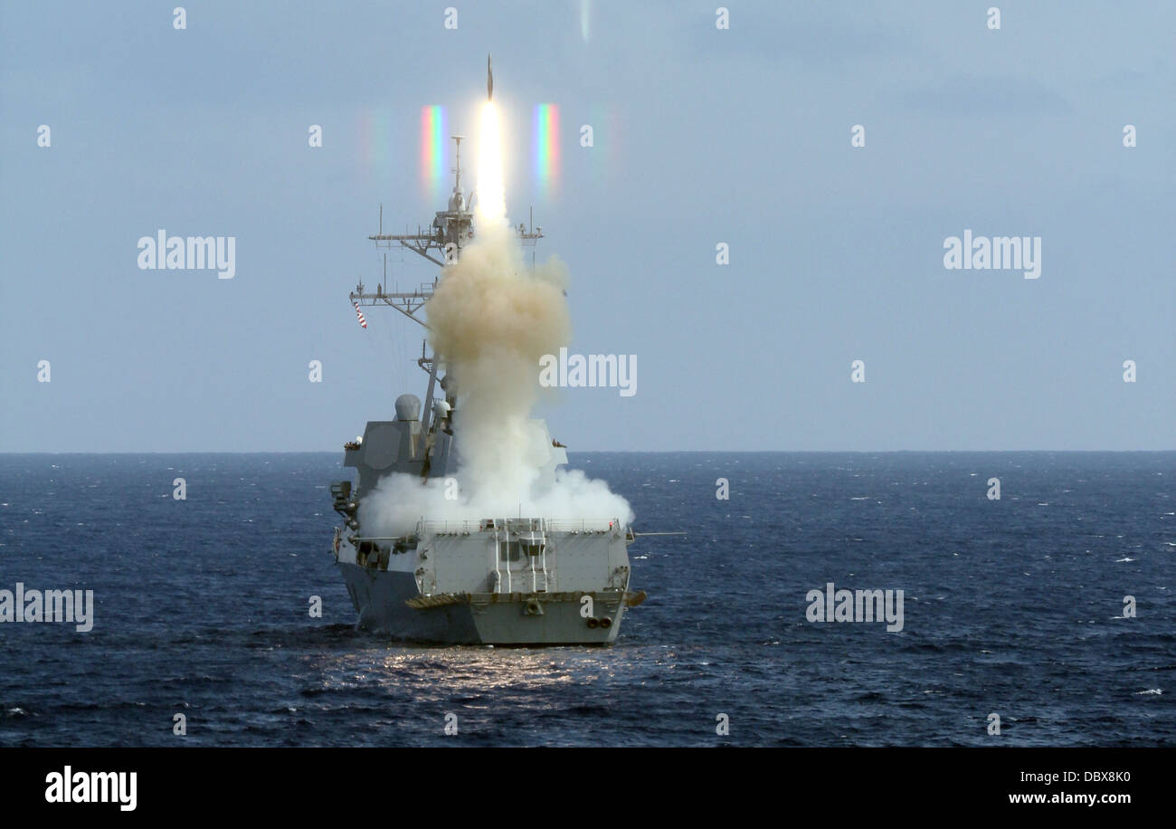 US Navy geführte Flugkörper Zerstörer USS Roosevelt startet ein Standard Missile 2 während einer Übung 4. August 2013 in den Atlantischen Ozean. Stockfoto