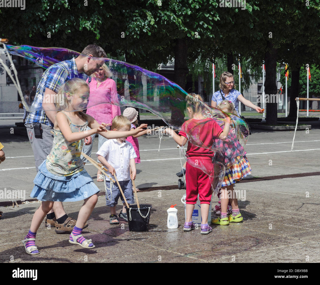 Kinder mit Seifenblasen in Kaunas, Litauen, Europa Stockfoto