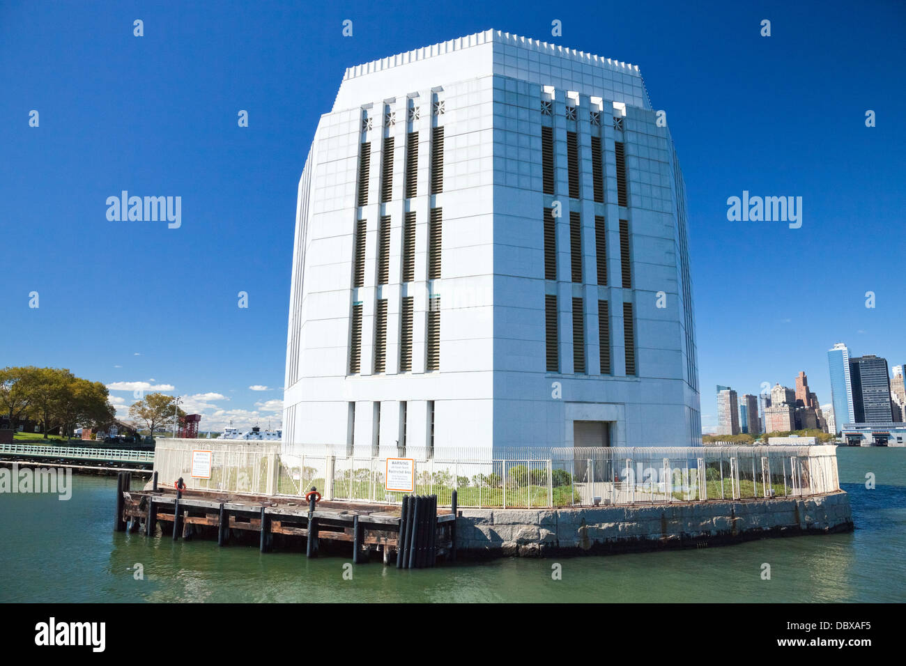 New York City. Peck Slip. Nighty von Brooklyn-Batterie Tunnel Belüftung auf Governors Island Stockfoto