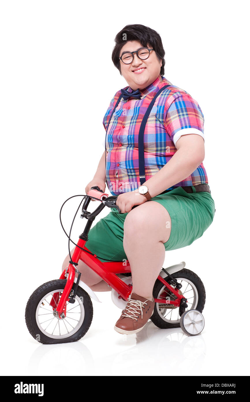 Fröhliche übergewichtiger Mann eine untermaßige Fahrrad Stockfoto