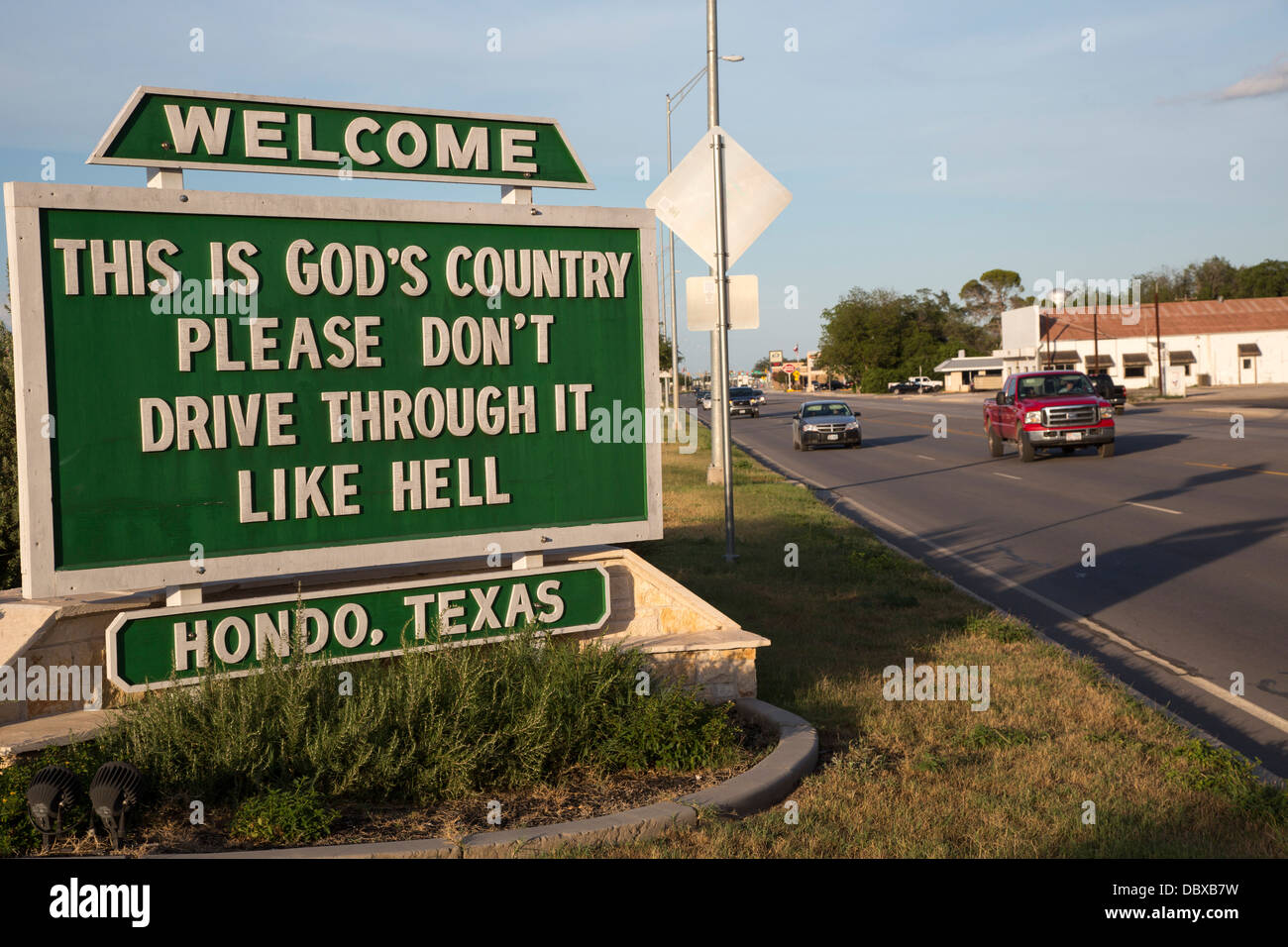 Hondo, Texas - ein Zeichen entlang Highway 90 fordert Autofahrer verantwortungsvoll fahren. Stockfoto