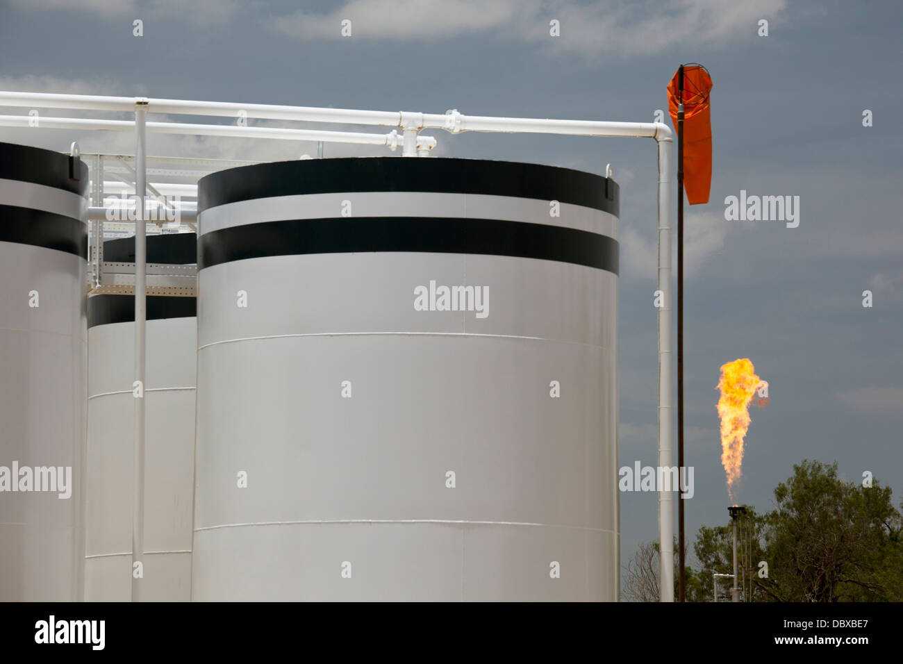 Millett, Texas - Erdgas wird verbrannt, bei einer Anlage in Eagle Ford Shale, eine Fläche von intensiven Öl- und Gasproduktion. Stockfoto