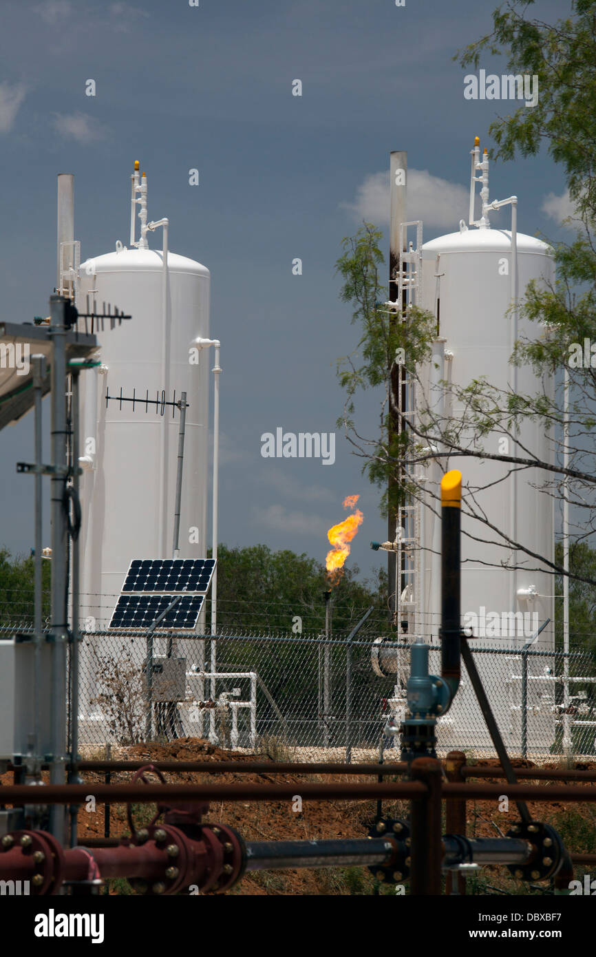 Millett, Texas - Erdgas wird verbrannt, bei einer Anlage in Eagle Ford Shale, eine Fläche von intensiven Öl- und Gasproduktion. Stockfoto