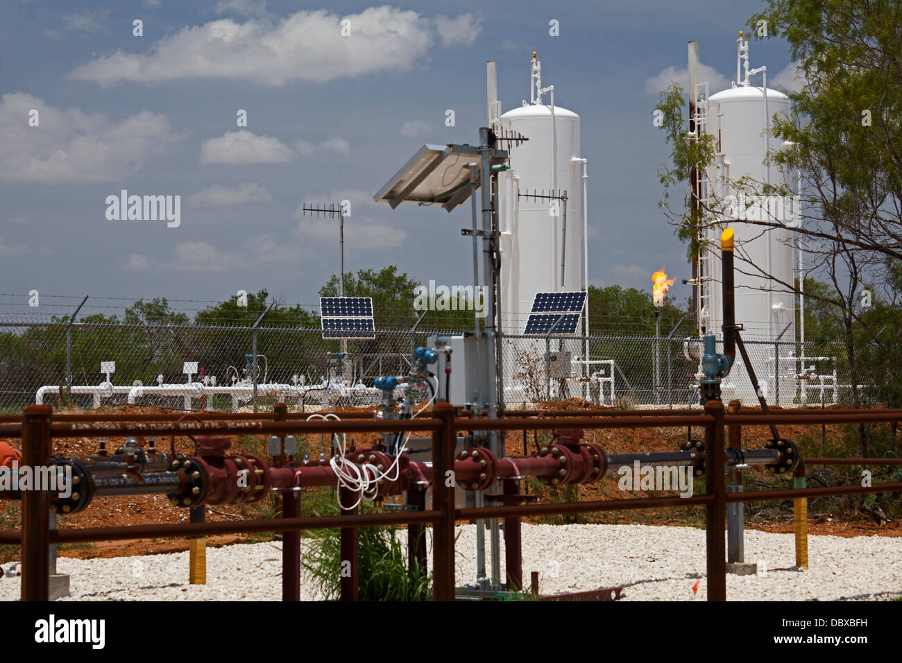 Millett, Texas - Erdgas wird verbrannt, bei einer Anlage in Eagle Ford Shale, eine Fläche von intensiven Öl- und Gasproduktion. Stockfoto