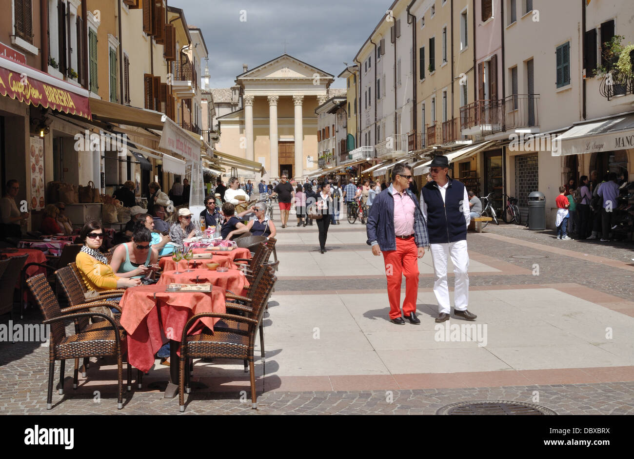 Piazza Giacomo Matteotti in Bardolino am Gardasee. Stockfoto