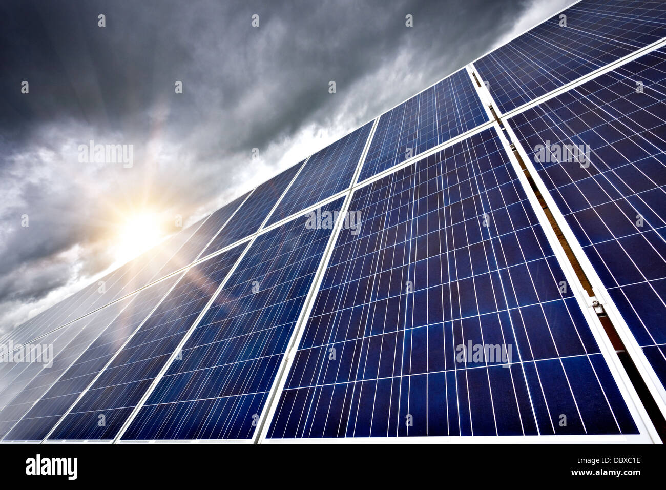 Futuristisches Konzept von Sonnenkollektoren als eine zukünftige Stromversorgung Generatoren Dominanz auf unserem Planeten zu produzieren Strom overco Stockfoto