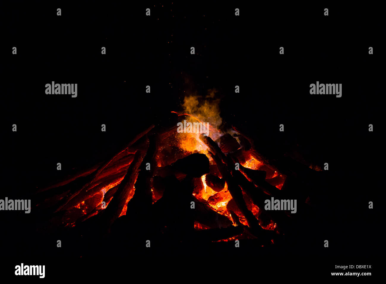 Lagerfeuer am Abend Stockfoto