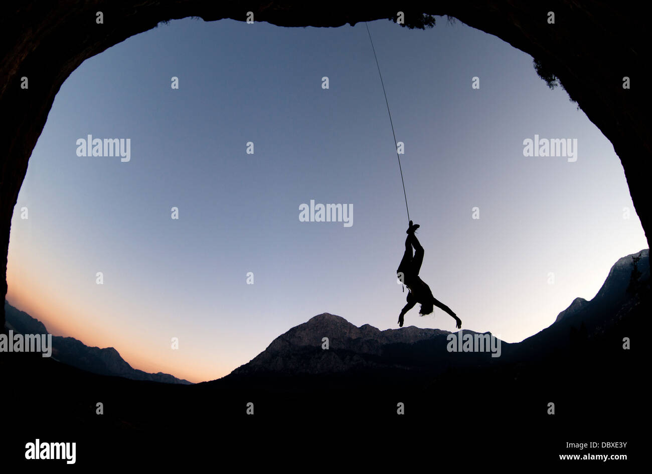 Weibliche silhouette touch Berg Horizont am Ende klettern Tag. Sonnenuntergang in der Türkei in den Bergen, Schießen von geyikbayiri Höhle. Stockfoto