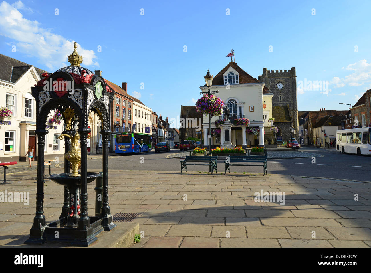 Viktorianischen Trinkbrunnen und 17. Jahrhundert Rathaus, Markt Platz, Wallingford, Oxfordshire, England, Vereinigtes Königreich Stockfoto