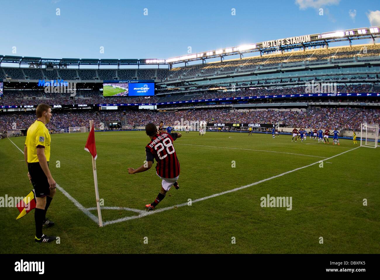 East Rutherford, New Jersey, USA. 4. August 2013. 4. August 2013: Milan Mittelfeldspieler Urby Emanuelson (28) startet einen Eckball auf das Ziel-Feld während der Guinness International Champions Cup-Spiel zwischen AC Milan und Chelsea an der Met Life Stadium, East Rutherford, NJ. Chelsea gegen AC Mailand 2: 0. © Csm/Alamy Live-Nachrichten Stockfoto