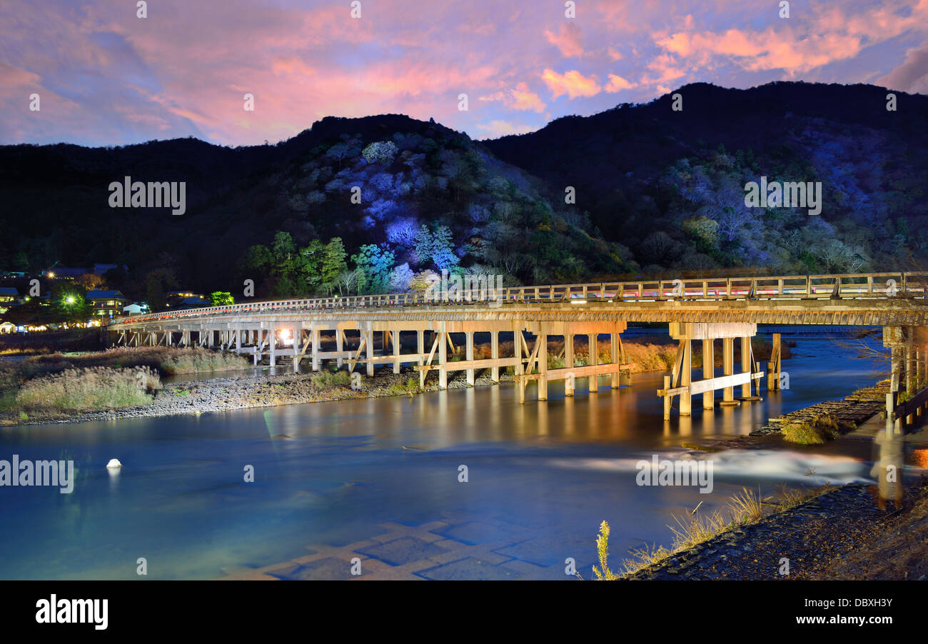 Katsura Fluss und Togetsukyo Bridge in Arashiyama, Kyoto, Japan. Stockfoto