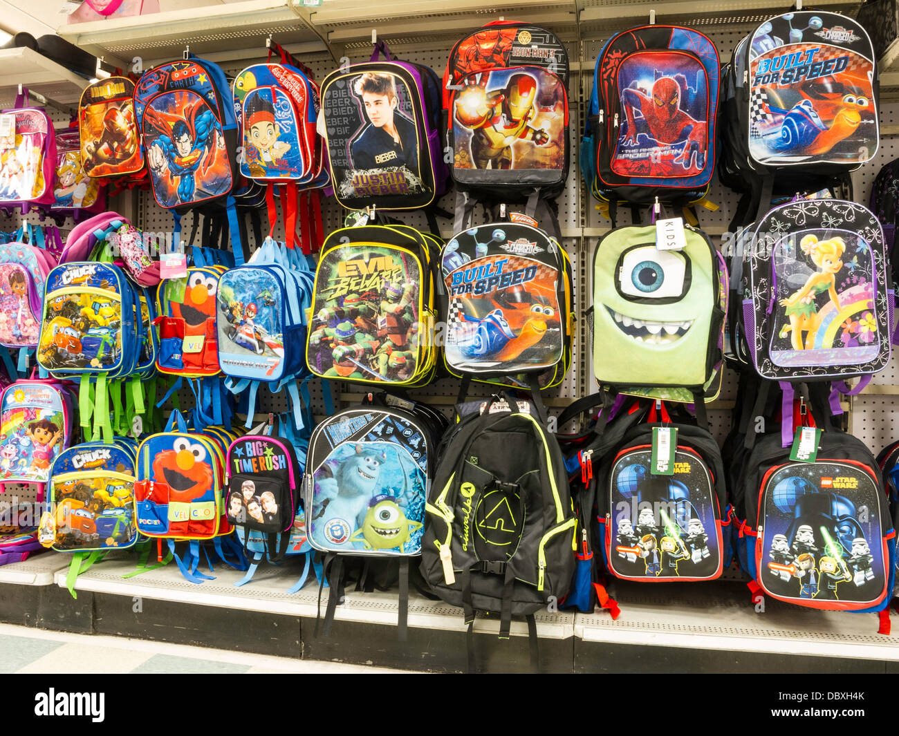 Rucksack-Anzeige in Kmart, NYC Stockfoto