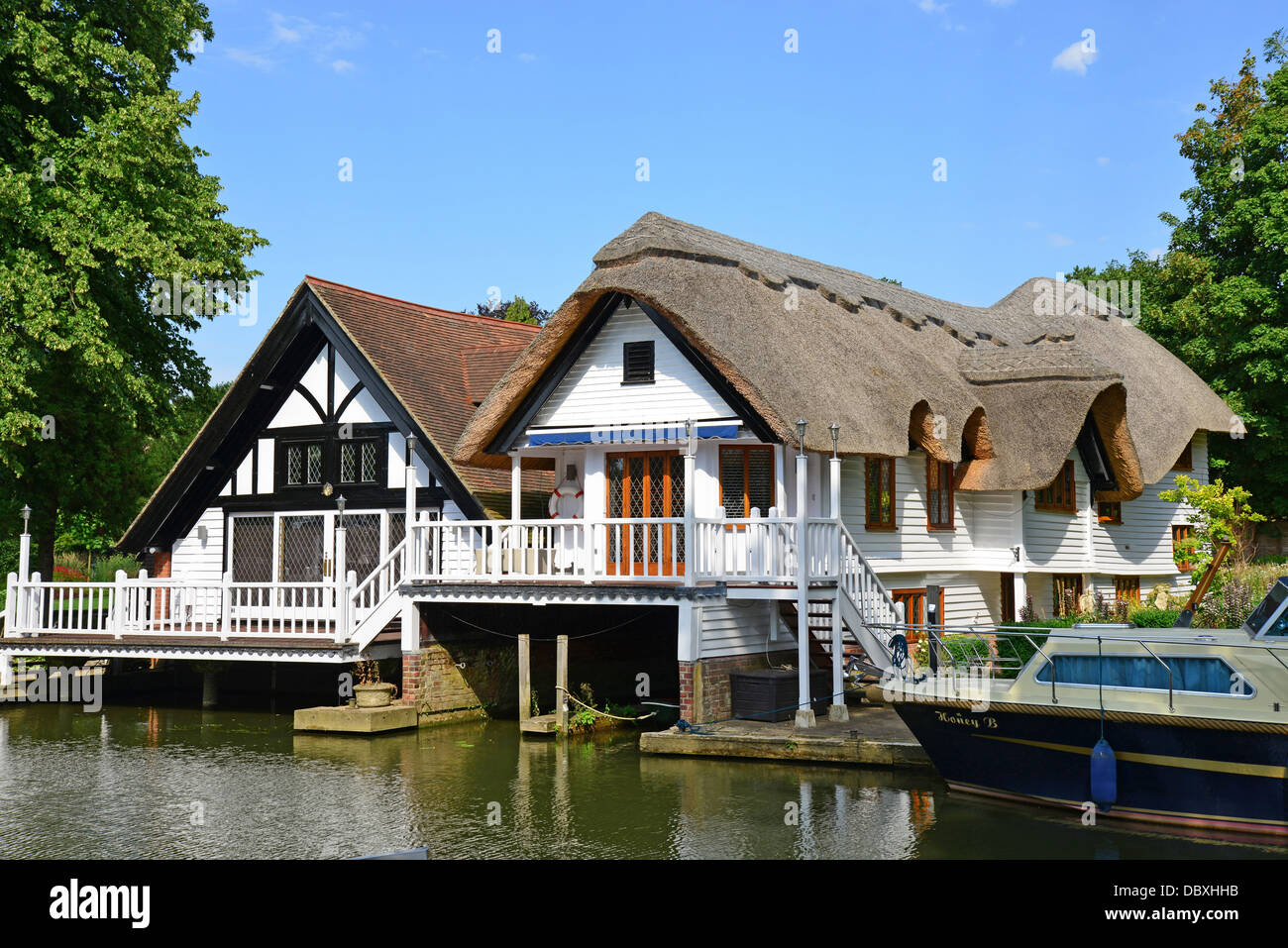 Strohgedeckte Haus am Ufer von Goring Lock, Goring-on-Thames, Oxfordshire, England, Vereinigtes Königreich Stockfoto